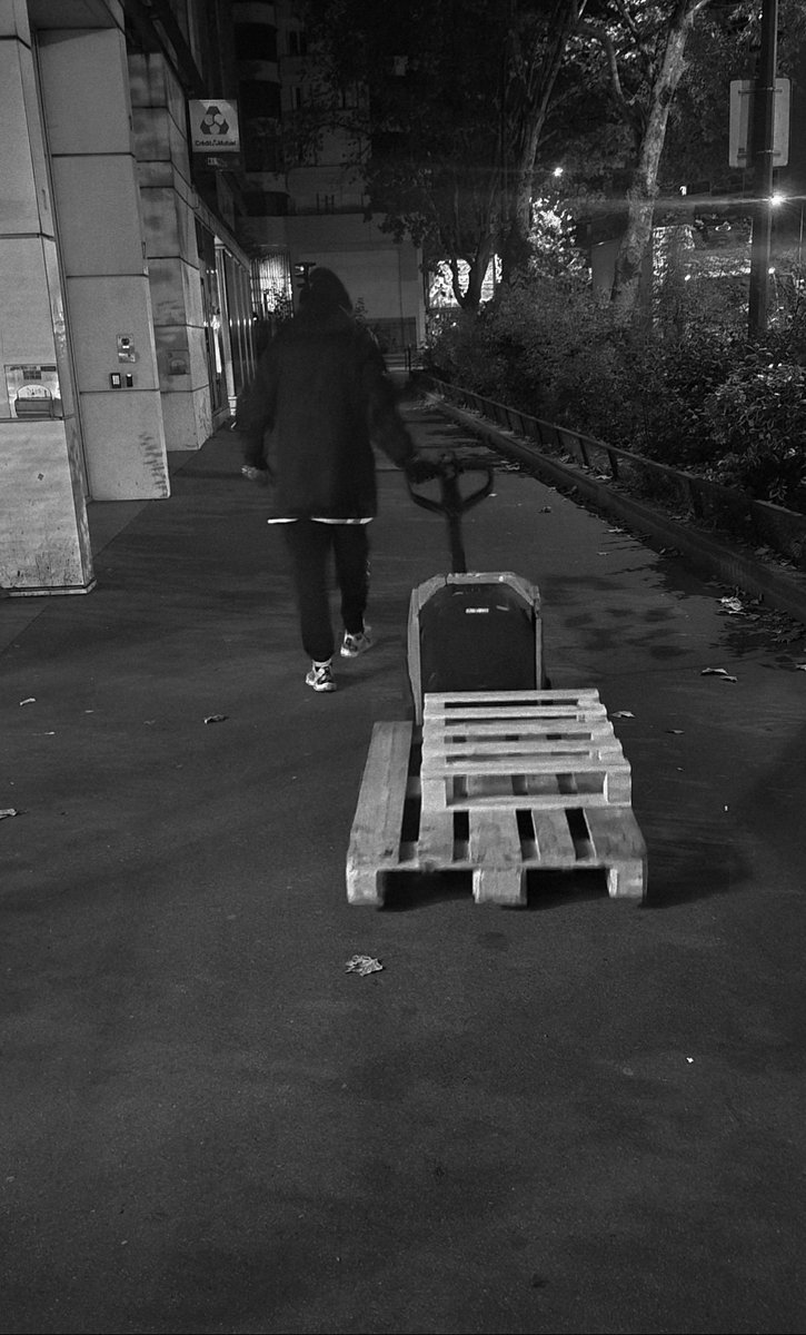 FaycalJelil's tweet image. #TourDeFranceDesParcours 🚴‍♂️
 Ces invisibles : une société est un mécanisme où chacun a sa place.
  
Je quitte mon hôtel pour rejoindre la gare à vélo. À cette heure, le ciel commence à se décolorer et quelques rayons de soleil effleurent à peine les façades des bâtiments. La…