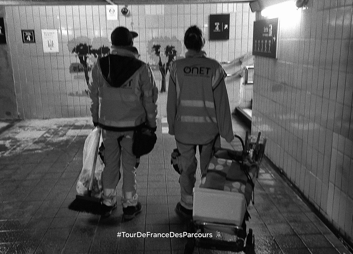 FaycalJelil's tweet image. #TourDeFranceDesParcours 🚴‍♂️
 Ces invisibles : une société est un mécanisme où chacun a sa place.
  
Je quitte mon hôtel pour rejoindre la gare à vélo. À cette heure, le ciel commence à se décolorer et quelques rayons de soleil effleurent à peine les façades des bâtiments. La…