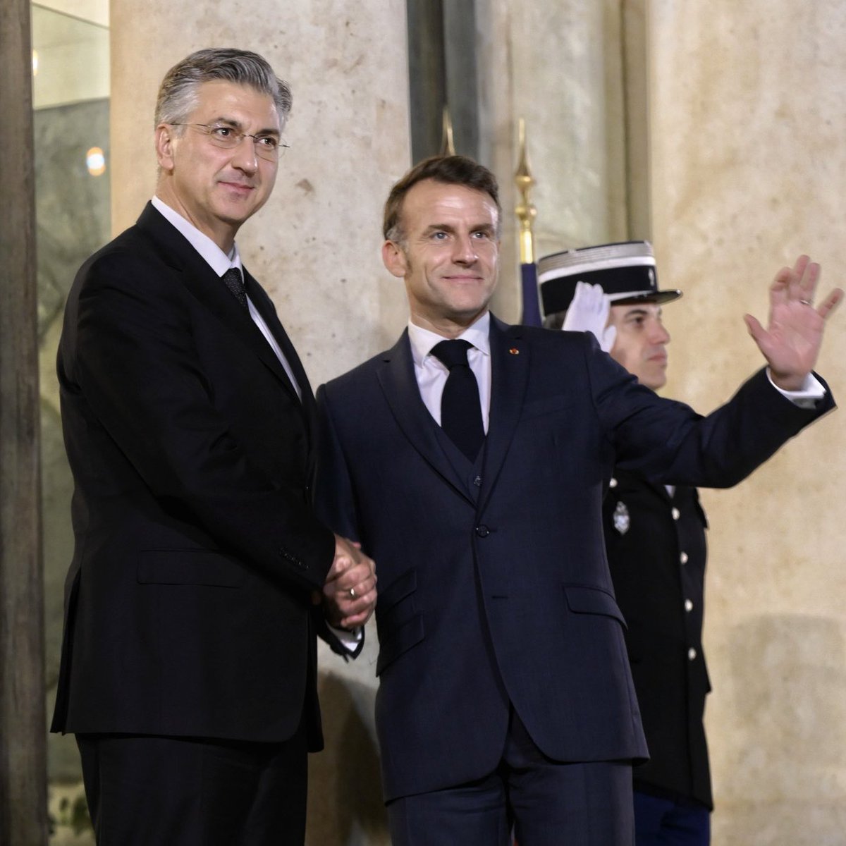Bienvenue en France, cher <a href="/AndrejPlenkovic/">Andrej Plenković</a>.
             
C’est un grand jour pour la relation qui unit la Croatie et la France.
                    
Nous donnons un nouvel élan à notre partenariat stratégique : échanges économiques, coopération de défense avec Rafale et Caesar,
