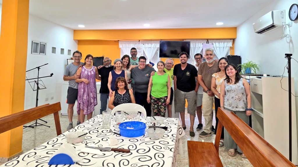 Quiero expresar mi más profundo agradecimiento a quienes conducen la Iglesia #CongregaciónIsrael por el hermoso almuerzo con el que nos agasajaron en el dia de hoy.🙌
Ese gesto, tan simple y a la vez tan enorme, es el reflejo de un año de trabajo compartido, de manos unidas y de