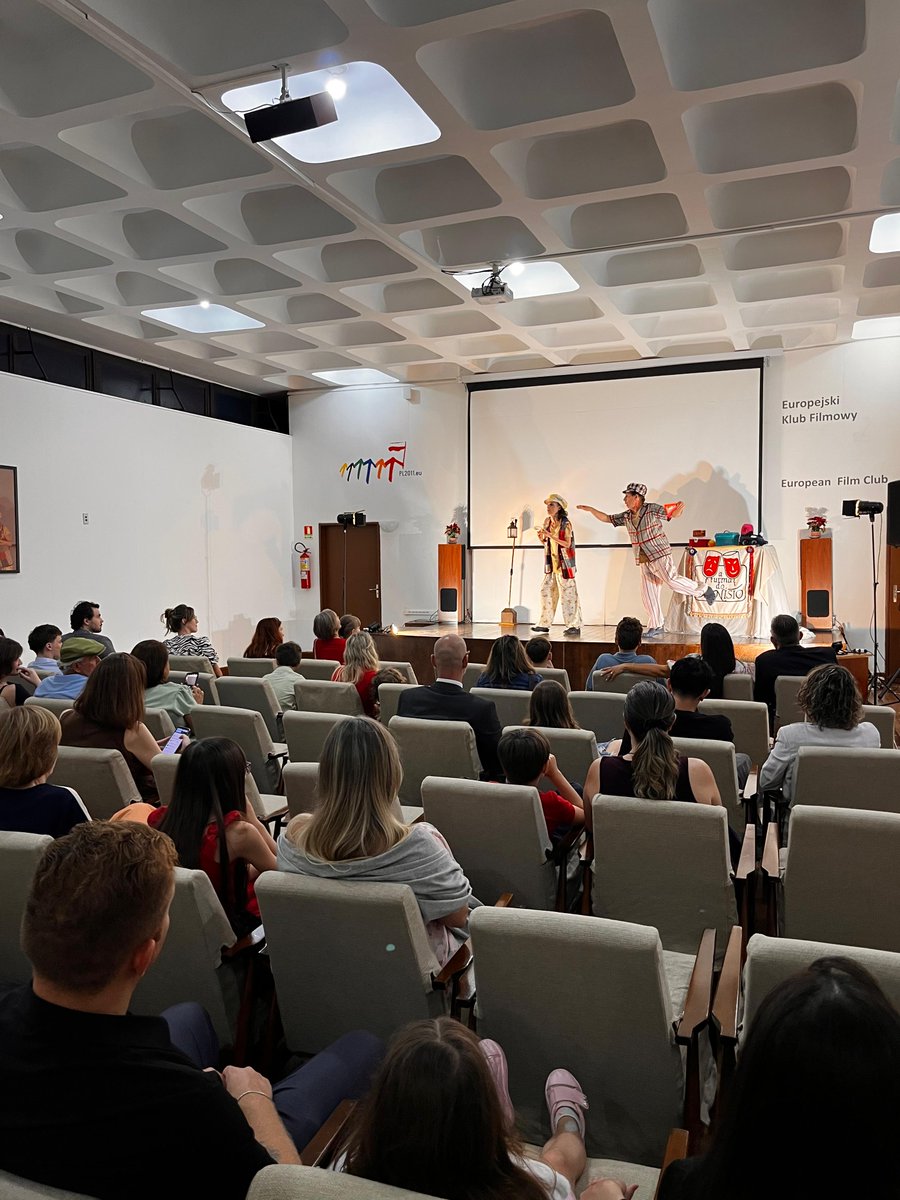 6 grudnia odbyło się w Ambasadzie spotkanie wigilijne z Polonią — z opłatkiem, kolędami przy choince i polskimi potrawami. Najmłodsi otrzymali mikołajkowe upominki, a Grupa Teatralna „Dionísio” zaprezentowała dla nich świąteczne przedstawienie. ✨Wesołych Świąt! 🎄