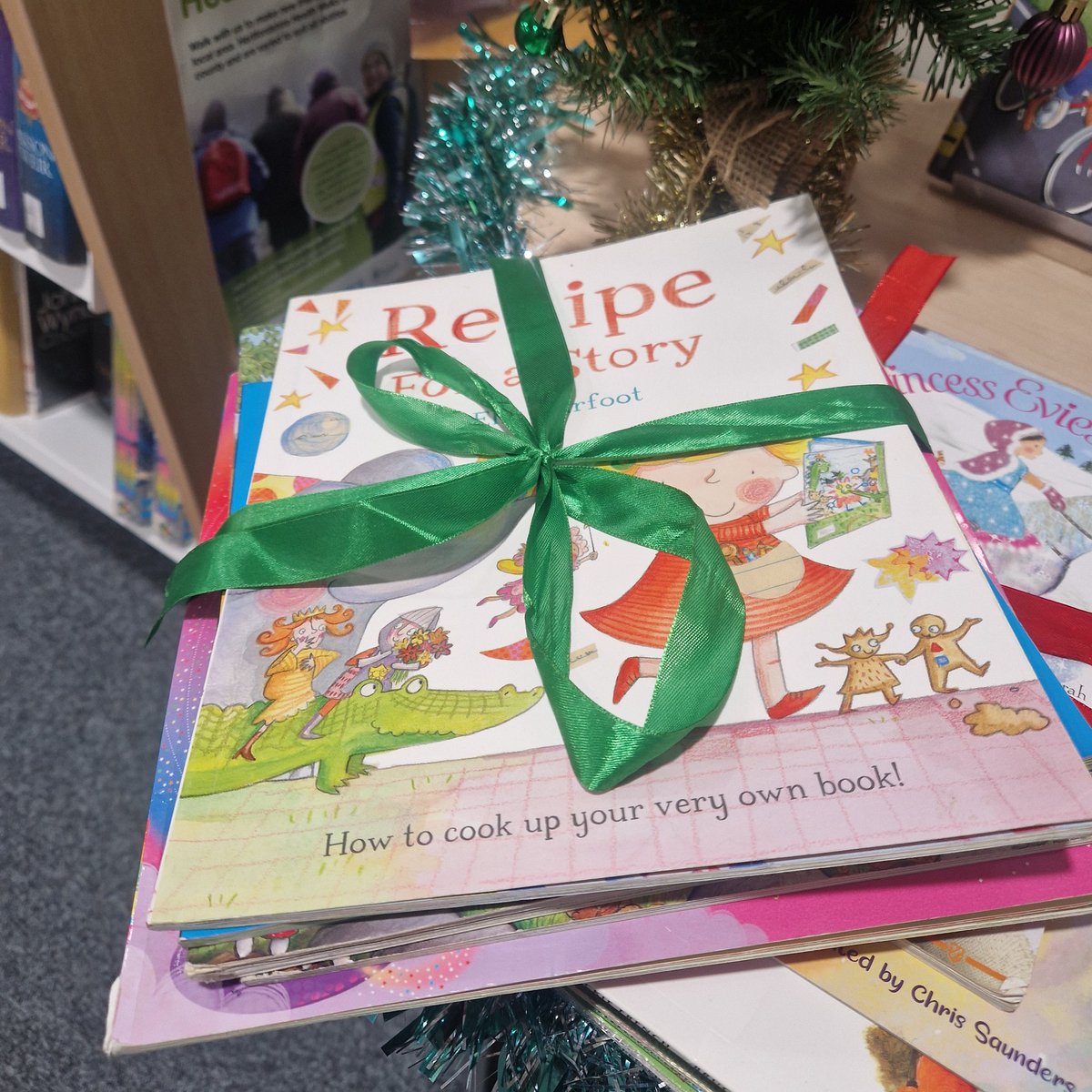 KnebCommLibrary's tweet image. When you are visiting Knebworth Community Library don&apos;t forget to have a look at our book sale table as its been restocked

All donations go directly back into the library 

Please note that we can only take cash

#booksaletrolley
#KnebworthCommunityLibrary