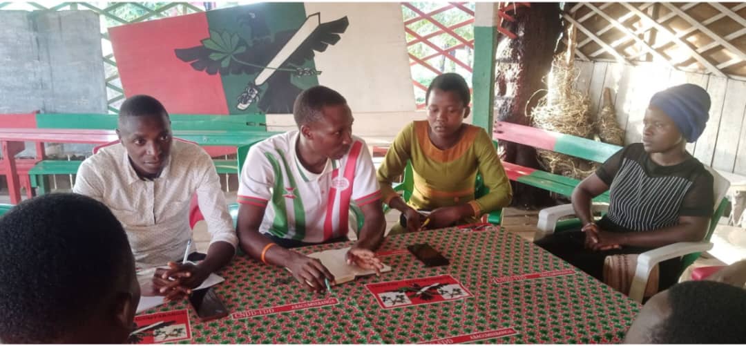 ButanyereraGf's tweet photo. 3/4.🤝 Haravuzwe kandi ko bokomeza kubumbatira amahoro n’umutekano, ndetse bakakira neza Imbonerakure nshasha zãje muri za kaminuza, kandi bakazishigikira mu nzira yo kwiga no mukuzereka ayandi mahirwe y'ubuzima .
@Se94538Severin
@BoboBurundi
@PButanyerera
#Amahoro
#Indero https://t.co/cM9936Ee1p