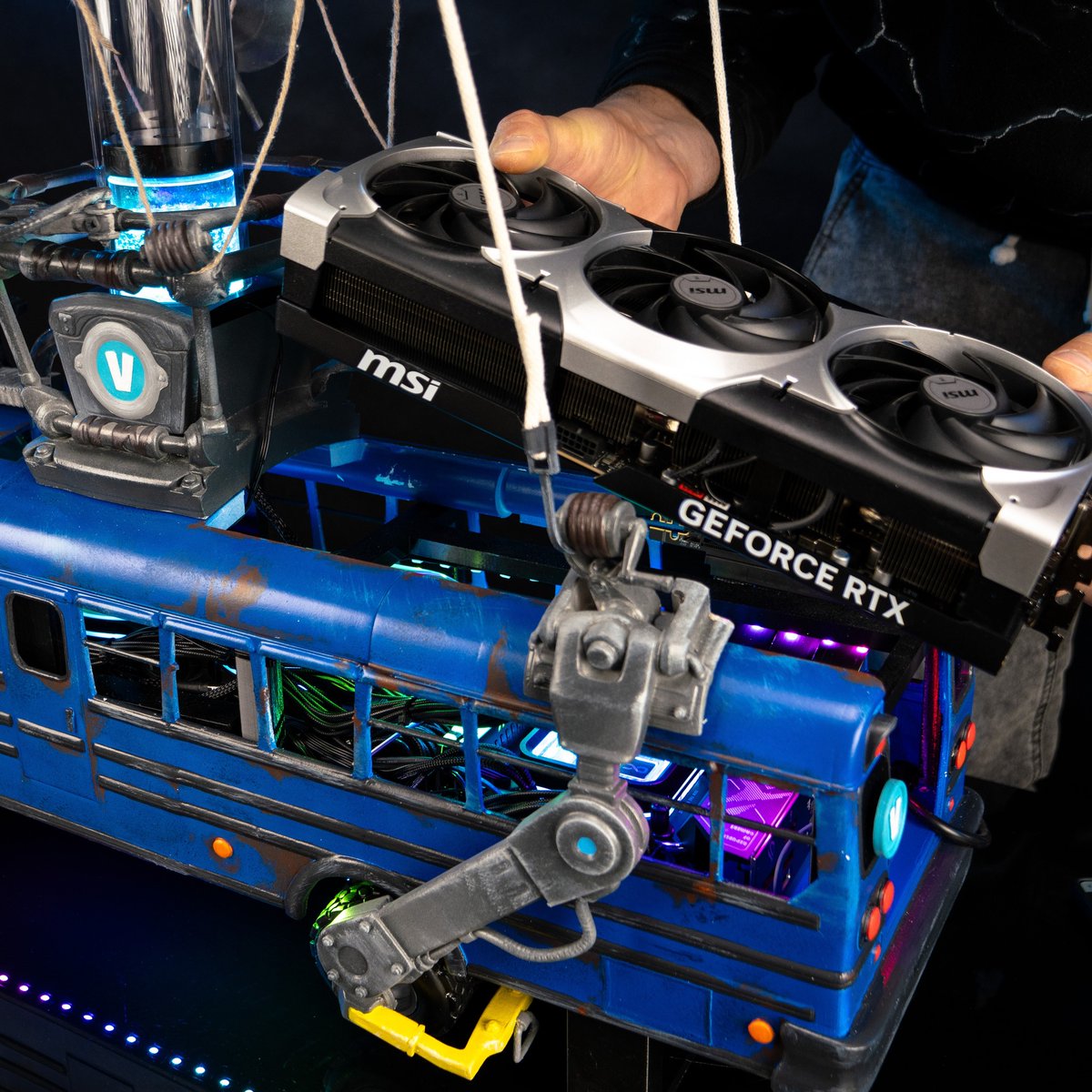 XPCMTeam's tweet image. Fortnite Bus PC build by @CzugA  

#pcbuild #pcsetup #pcmodding #gamingpc #custompc #xpcm #watercooling #customloop #fortnite #msi