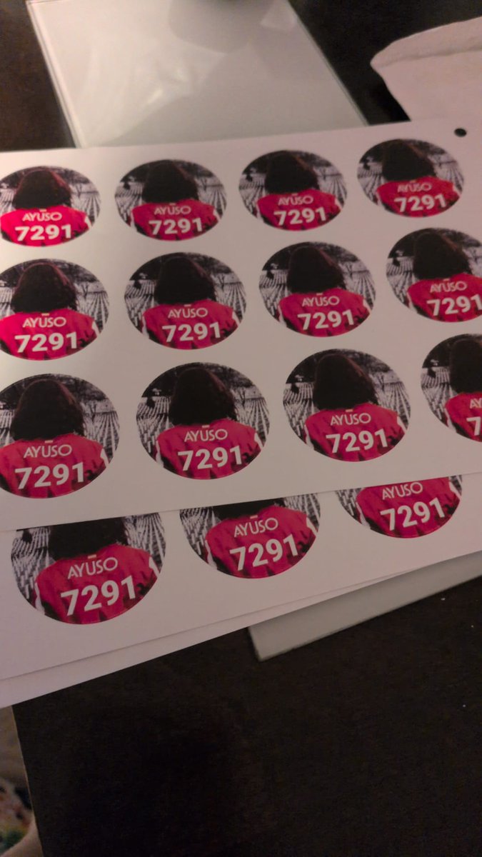 Esa es la foto de un seguidor que hizo muchas y me mandó la foto. Yo no las tengo. Pero por la labor de hacerlas y pegarlas por donde sea, yo le doy publicidad. Cualquier que lo desee que guarde la imagen y haga pegatinas