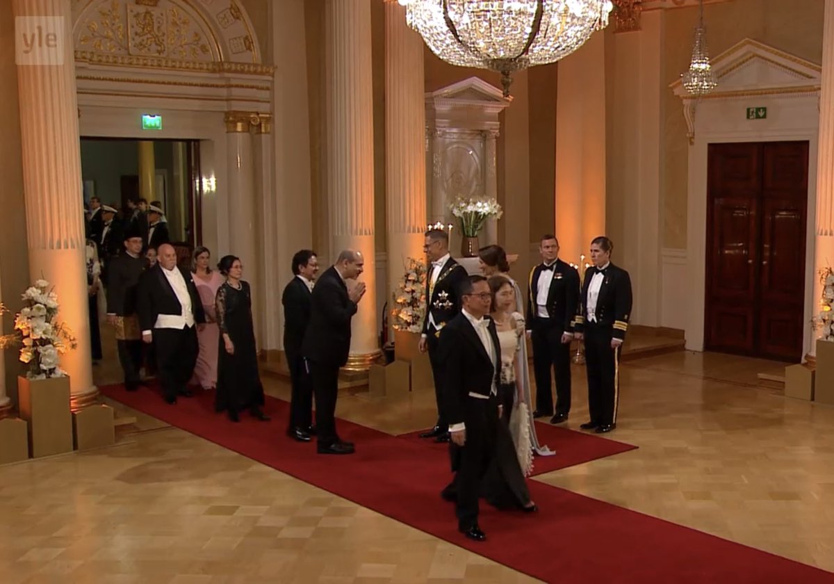 ptirronen's tweet photo. @SuviAnneSiimes @HeikkiPesola Pistin saman merkille. Asia jäi kiinnostamaan joten katselin tapahtuman uudelleen Yle Areenasta eilisiltana.

Iranin suurlähettiläs ei kätellyt Suzanne Innes-Stubbia mutta tervehti häntä asettamalla kätensä yhteen ja kumartamalla. https://t.co/GOBypL2Jtv