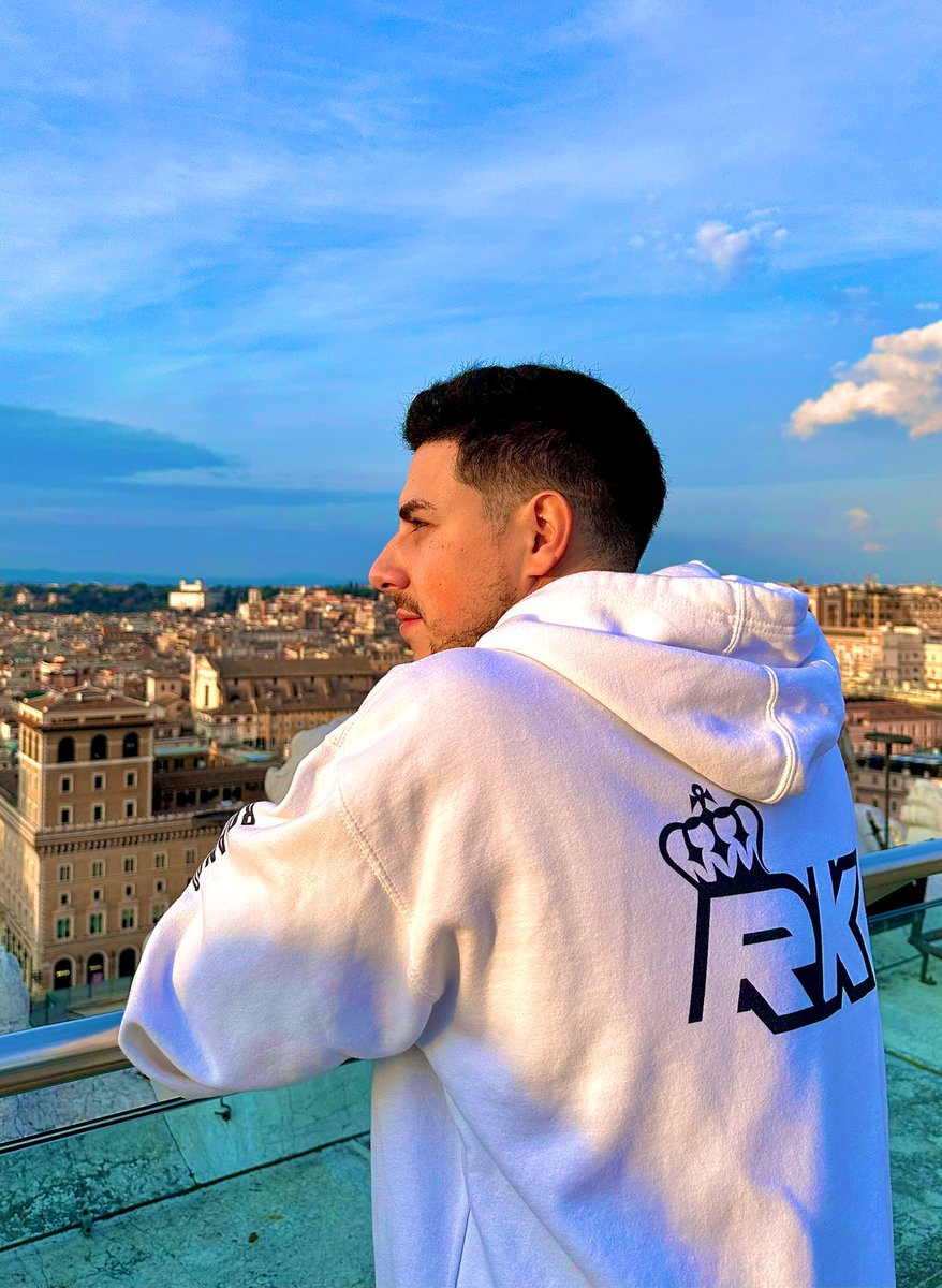 Estoy demasiado feliz por todo lo que se viene.

Los sueños se cumplen. Notición este jueves. ✨