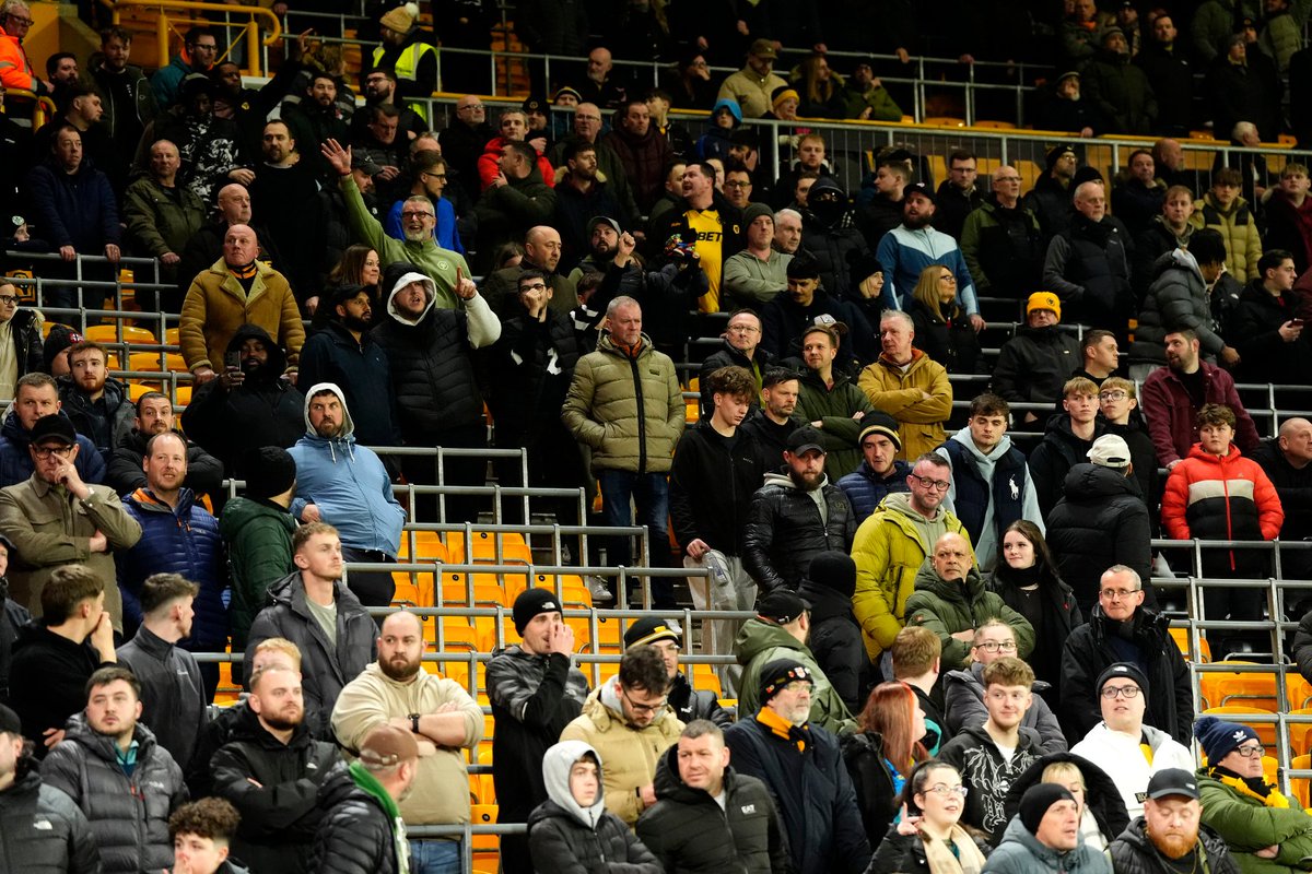 Furious Wolves fans savage Molineux chief Jeff Shi with brutal chants during Man Utd clash

mirror.co.uk/sport/football…