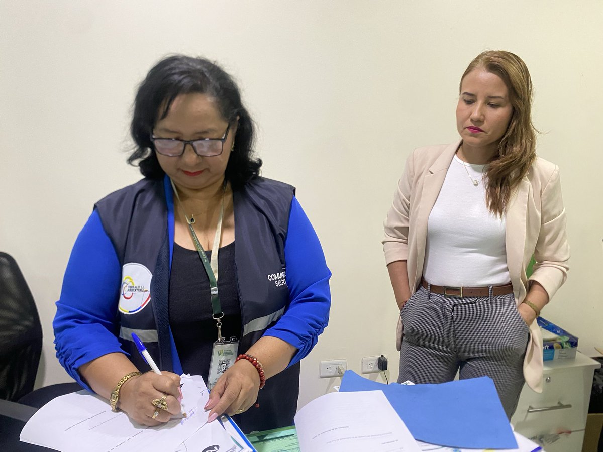CJLosRios's tweet image. Mercedes Chenche, fue ratificada por su comunidad, como Jueza de Paz de la Parroquia rural Los Ángeles de #Ventanas.

Leonor Jiménez, Directora Provincial del @CJLosRios, renueva el compromiso del @CJudicaturaEc para promover servicios que faciliten el diálogo y la conciliación.