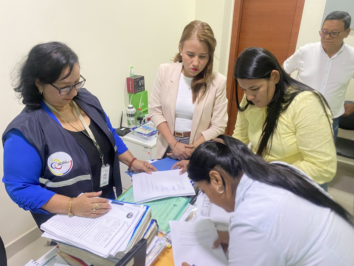 CJLosRios's tweet image. Mercedes Chenche, fue ratificada por su comunidad, como Jueza de Paz de la Parroquia rural Los Ángeles de #Ventanas.

Leonor Jiménez, Directora Provincial del @CJLosRios, renueva el compromiso del @CJudicaturaEc para promover servicios que faciliten el diálogo y la conciliación.