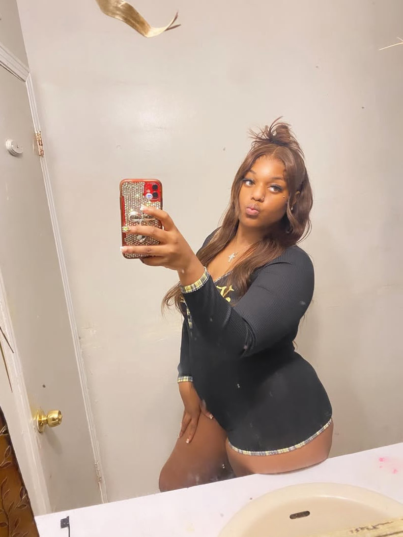 iammdessiii's tweet photo. looked in his eyes and i knew he wanted to fck me😍😍😍😍 https://t.co/SQfE3mxPc2