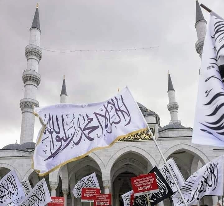 Taberânî el-Evsat'da ibn Abbas’tan şunu tahric etmiştir:

 كَانَتْ رَايَةُ رَسُولِ اللَّهِ صَلَّى اللهُ عَلَيْهِ وَسَلَّمَ سَوْدَاءَ وَلِوَاؤُهُ أَبْيَضُ، مَكْتُوبٌ عَلَيْهِ: لَا إِلَهَ إِلَّا اللَّهُ مُحَمَّدٌ رَسُولُ اللَّهِ  

"Rasulullah SallAllahu Aleyhi ve Sellem'in râyesi