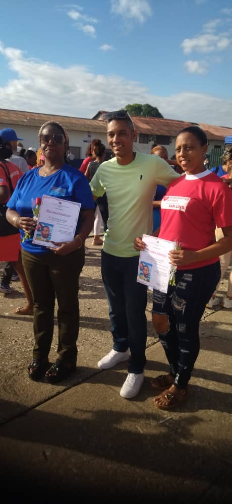 Homenaje a colectivos destacados en el año 2025 y sus aportes en la recuperación luego del paso del huracán Melissa. <a href="/radio_cubana/">Radio Cubana</a> <a href="/RadioSantiago11/">Radio Santiago</a> <a href="/Yuniorsantiago7/">Yuniorsantiago</a> <a href="/OdioTexido658/">Adielyeivis Texido Odio</a> <a href="/mambisa25/">Elena Labrada Gelis</a> <a href="/BeatrizJUrrutia/">Beatriz Johnson Urrutia</a> <a href="/IcsCuba/">Instituto de Información y Comunicación Social</a> <a href="/YuzaimaCardona/">Yuzaima Cardona</a>