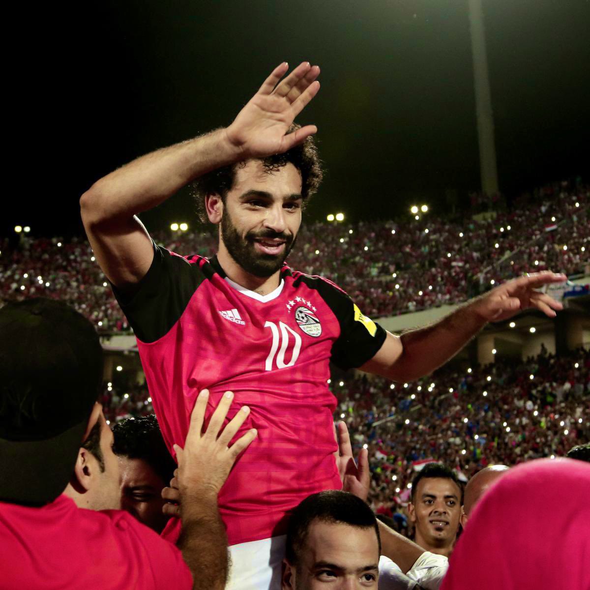 onzemasr's tweet photo. L’Égypte a connu une révolution sanglante et un massacre sans précédent dans un stade de football, tout cela en moins de 2 ans.

La sélection a raté 3 CAN d’affilée à cause de cela. Si elle a ensuite réussi à se relever puis à atteindre 2 finales en 4 éditions, c’est en grande partie grâce à Mohamed Salah.

Parler de ses « échecs » est encore une fois très facile, alors que tout ce qu’il mérite c’est du respect pour ce qu’il a accompli avec l’Égypte. @Carra23