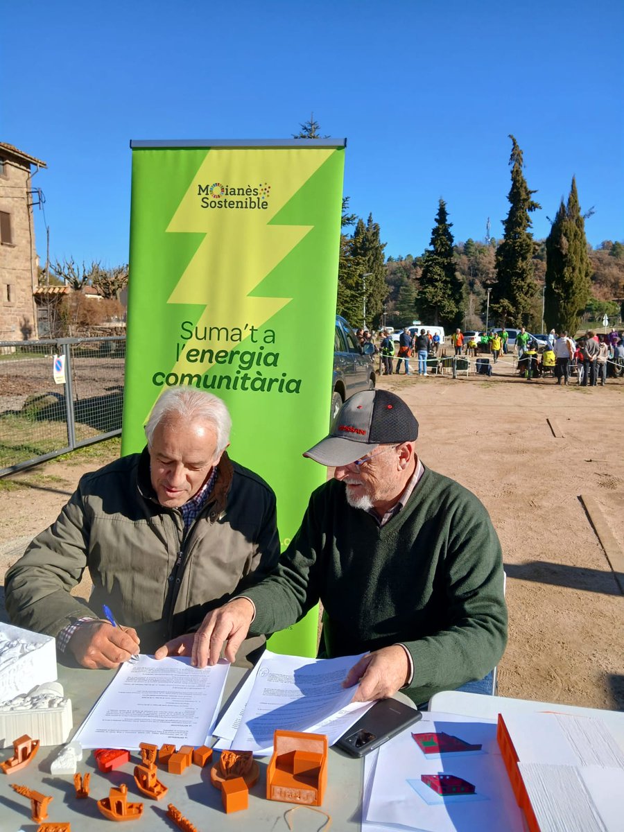 SomMoianes's tweet photo. Avui fem un pas clau: hem signat la cessió de la teulada que permetrà impulsar la instal·lació d’autoconsum col·lectiu de l’Estany.
Un avanç real cap a una energia justa, local i comunitària. 💚⚡️
#MoianèsSostenible #EnergiaComunitària #LEstany https://t.co/7Zhf0XhSZa