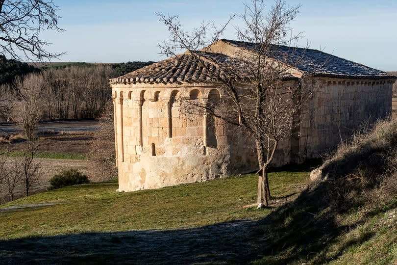 Peregrina7Bu's tweet image. ROMÁNICO DEL ESGUEVA BURGALÉS
La ermita románica de la Virgen de San Salvador en Santibáñez de Esgueva (Burgos) fue erigida en la segunda mitad del siglo XII. 
#romanico #abside #burgos #castillayleon #burgossinirmaslejos