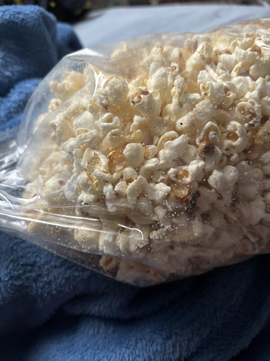 Eating popcorn while doing notis 👀👀