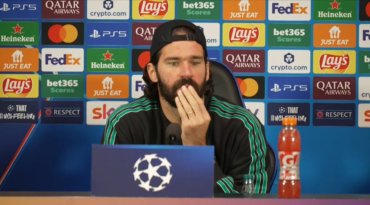 Papelón de Slot hoy en rueda de prensa respondiendo una tras otra sobre Salah cuando también hubiera estado bien que hablara Richard Hughes y aclarara las cosas, porque es evidente que han querido parar el golpe y ya

Pero las caras de Alisson son un poema. Con el equipo tal y