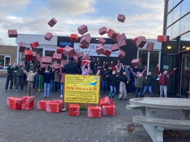 Kerstpakkettenactie v/d Minima” gestart bij de Triangel in Nijverdal.
Met een fotosessie bij de R.K. basisschool de Triangel in Nijverdal is door de kerngroep acties voor de minima van de Raad van Kerken op maandag 8 december de 32ste “Kerst .......
facebook.com/photo?fbid=170…