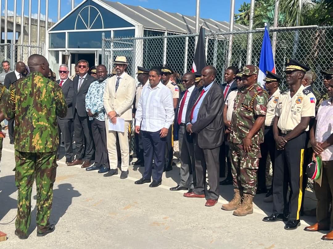 Un contingent supplémentaire de 230 policiers kényans est arrivé en Haïti le 8 décembre 2025 pour renforcer la Force de Suppression des Gangs déjà active sur le terrain, a annoncé la <a href="/pnh_officiel/">PNH</a>. Leur déploiement vise à soutenir les efforts en cours pour rétablir l’ordre et