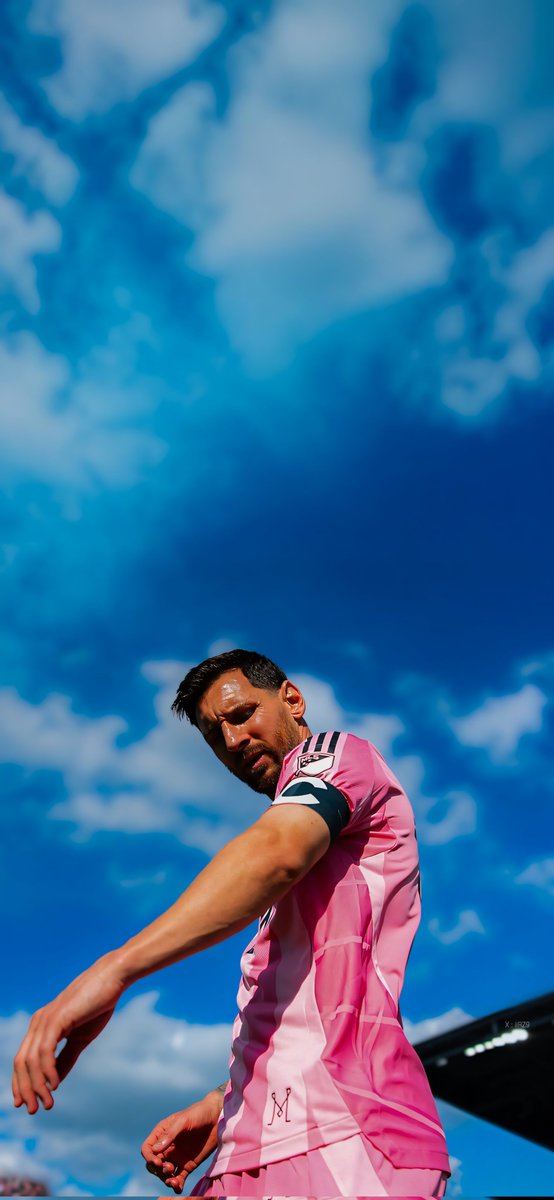 Messi4KWall's tweet photo. Even the sky looks different when he walks beneath it…💫
Because greatness changes everything. 🌟

👉 Download this 4K #Messi #Wallpaper (Link in bio)📷<📷

🔥 Follow @Messi4KWall for more unbelievable #4k #Messi Wallpaper

#football #Soccer #InterMiamiCF #InterMiami https://t.co/mW3qVnHkOa