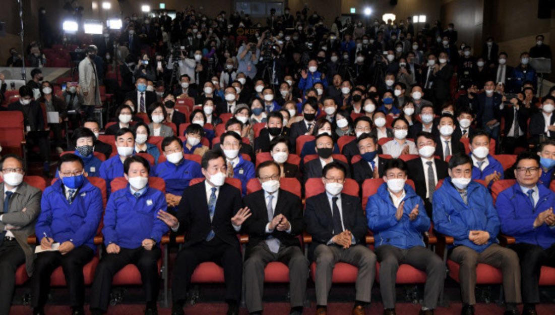 대한민국의 비정상적인 현실: 진실을 직시하라🚨

IMF가 한국에 경고해도, 원화 가치가 바닥을 쳐도, 한국 땅에서 중국인을 욕하면 감옥에 가는 법안이 발의되어도, 대한민국만 미국과의 협상을 끝내지 못해 경제가 휘청거려도, 국가보안법을 폐지하는 사상 초유의 사태가 벌어져도 ‘그들’에게는 별