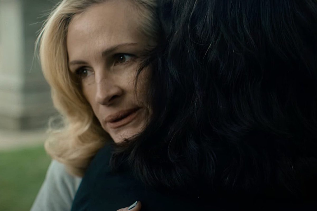 Igual me cae la del pulpo, pero me ha fascinado #CazaDeBrujas, una película que trata sobre las dinámicas de poder, partiendo desde la realización de Guadagnino, hasta las posturas y perspectivas de cada uno de los personajes, lo de Julia Roberts como antiheroina es un escándalo