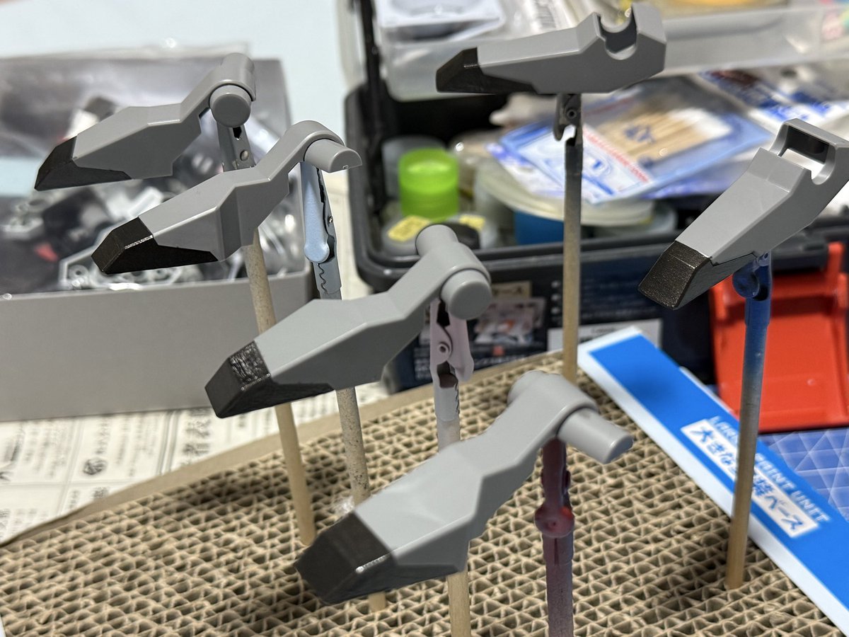 おはプラでスン〜(๑´△`)✨☕️
昨夜は大きな地震が来て驚きました〜🫨
わたくしのとこも結構揺れましたが無事でございます😓

さて、デストロイ製作の方は脚部のつま先を国鉄色で塗装を🎨
なかなか乗らなくて何回塗ったか💦
#俺達の1stGQ_SEEDの魔女 
#プラモデルライフ