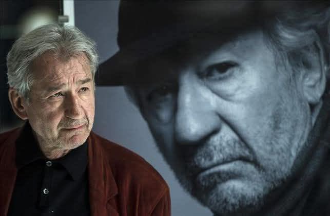 “Tengo la lucidez del perdedor.

Vamos a morir todos rodeados de hijos de puta, ladrones y necios.

Sabiendo que la guerra está perdida salgo cada día a librar la batalla del respeto, la dignidad y la justicia. 

Con dos cojones y toda la alegría del mundo”.

— José Sacristán