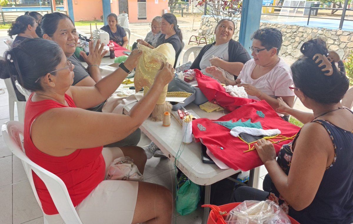 La Navidad inspiró a las usuarias del Taller de Magia Navideña en ZUMAR, quienes aprendieron a confeccionar a Papá Noel. Con lo aprendido, se les abren puertas para emprender. Así, la Alcaldía mejora la calidad de vida de muchas familias.
#Guayaquil
#ConstruyendoLaCiudadDeTodos