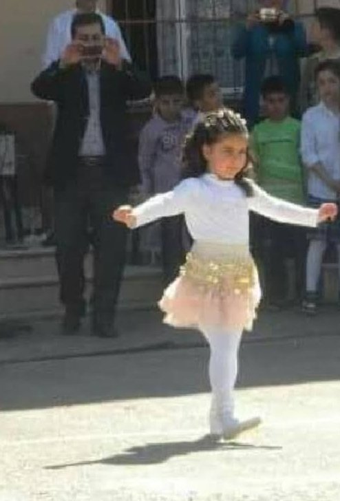 Her defa bu resmine bakınca o gün hayalimde canlanıyor Kızıım.
Anneciğin saçlarını öyle güzel yapmıştı ki Ogün okulunda oyununu oynarken resmini çekerken bizi de çekmişlerdi Kızıım 
Babacığım ne güzel bir fotoğraf olmuş sende beni çekiyorsun demiştin bu resmi görünce. 
Ahh Kızıım