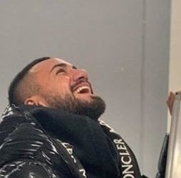 mert hakan yandaşın whatsappta kullandığı sticker👇👇👇