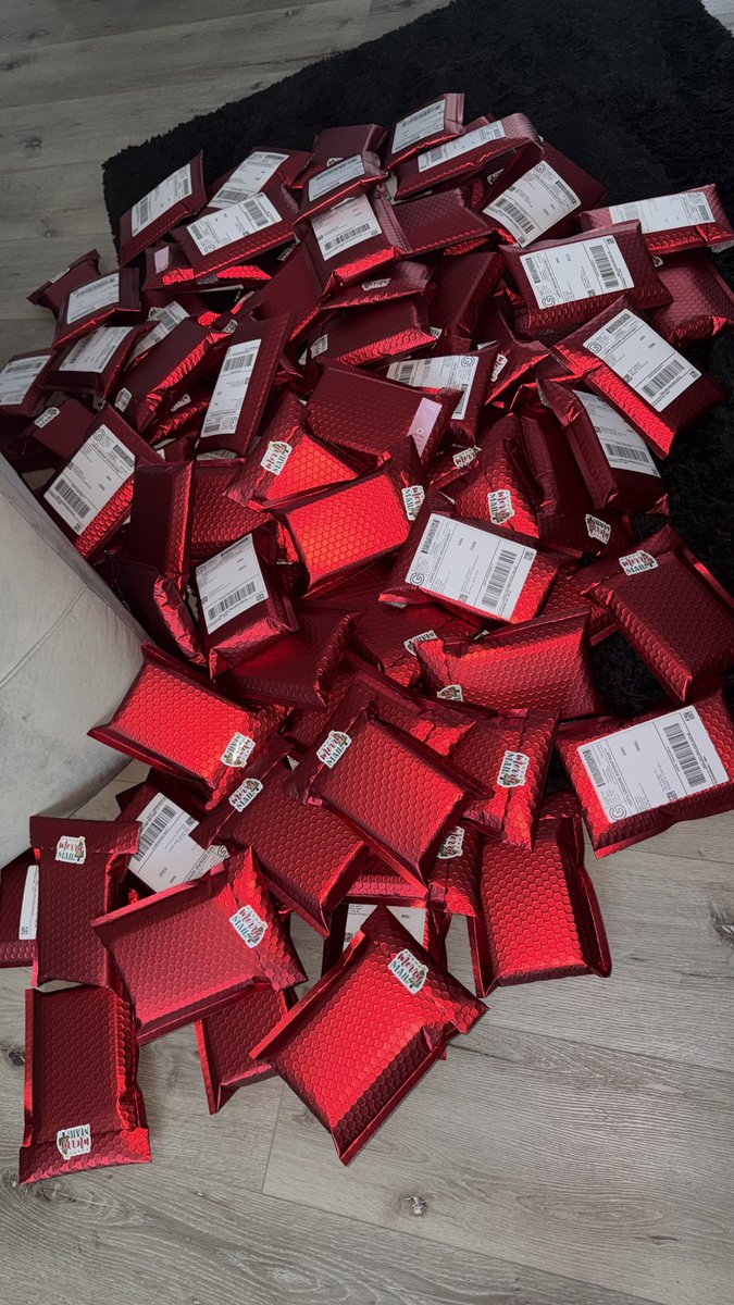 shipping dayy <33 
red for xmas 🌲 toptiercharms.com