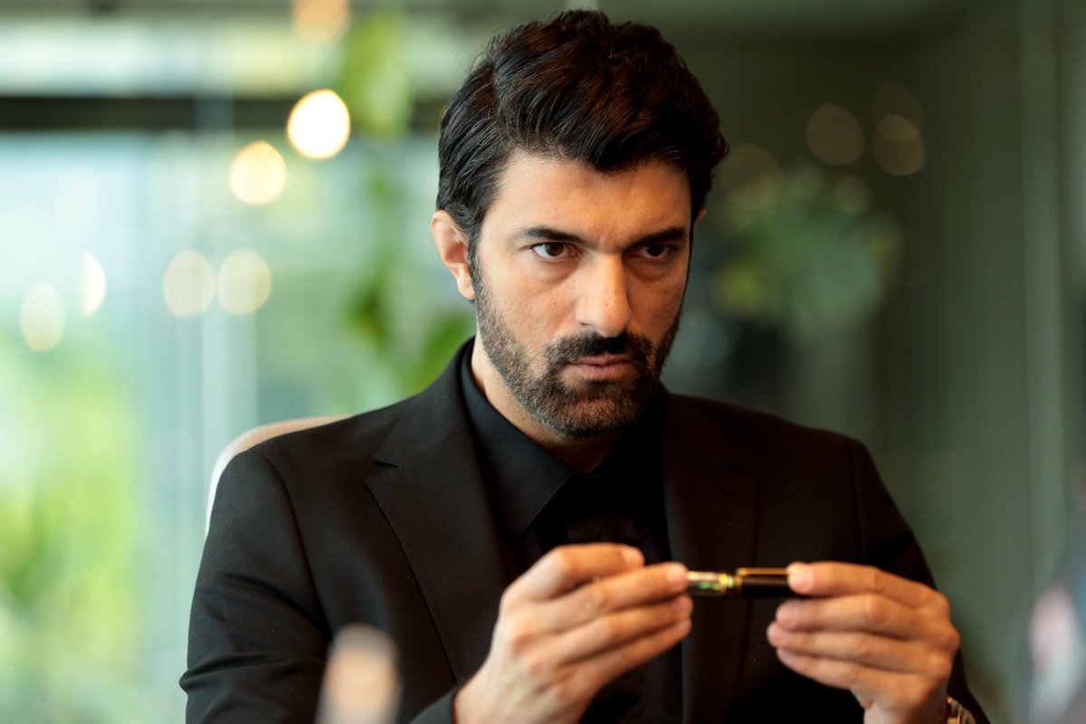 #OsmanBulut 

Lo que vemos: Un verdadero caballero, un hombre de buenos modales, inteligente y audaz.

Lo que está oculto: La trabajosa y lenta construcción de su identidad.

#EnginAkyürek
#EnfesBirAkşam 
#Netflix