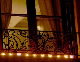 J’ai été lyonnais 3 ans de ma vie. 
Assez pour aimer le #8décembre dans sa version historique, celle simple et belle des lumignons au bords des fenêtres. Pas celle criarde des raviolis sur l’hôtel de ville ou celle, provocatrice, des <a href="/lessoulevements/">Les Soulèvements de la terre</a>.