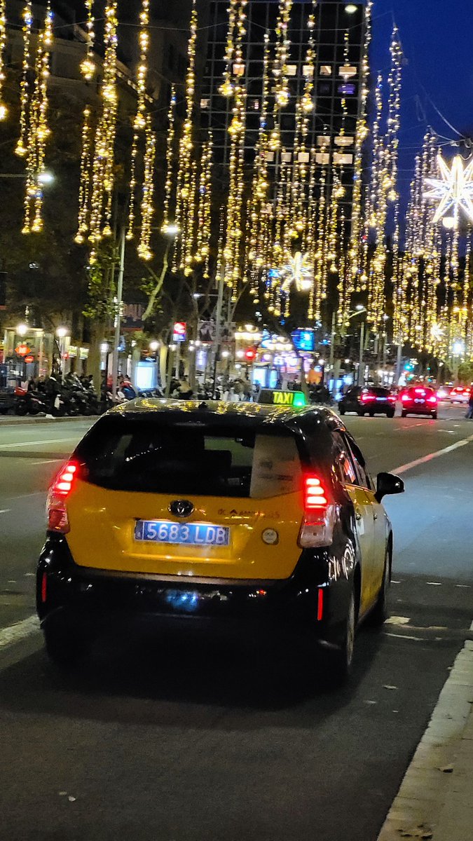 #Barcelona #Christmas #streetphoto #light #PasseigDeGràcia #lightshow #NadalBcn🎅