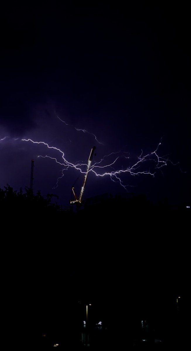 מהמם החשמל הזה באוויר