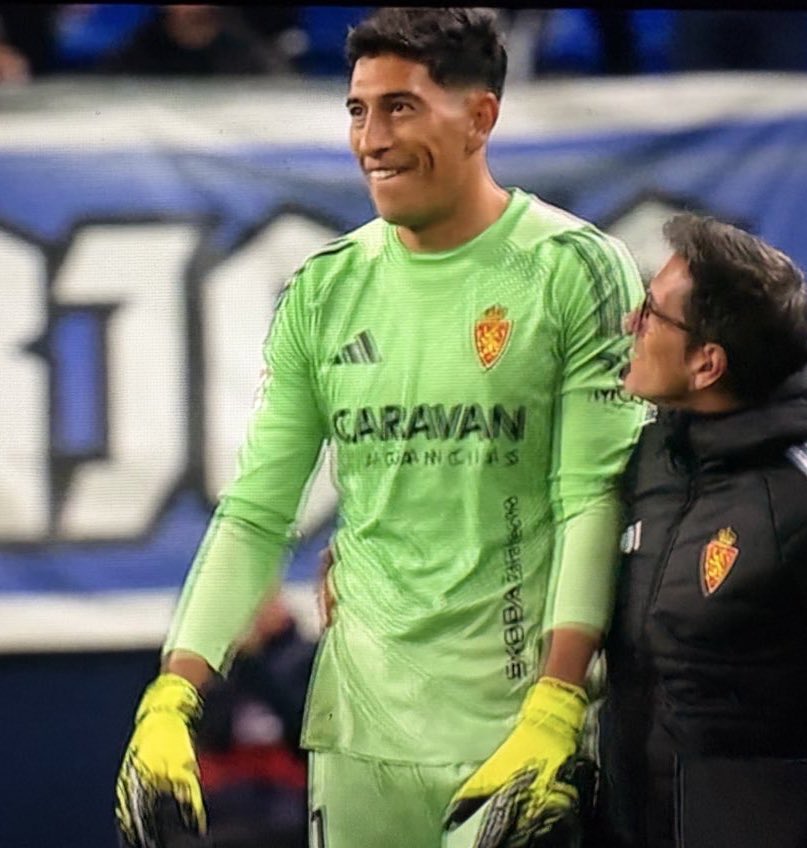 __CarlosGuti_'s tweet image. Es más malo que un dolor, no despeja ni un balón aereo, es un perro... pero es MI perro