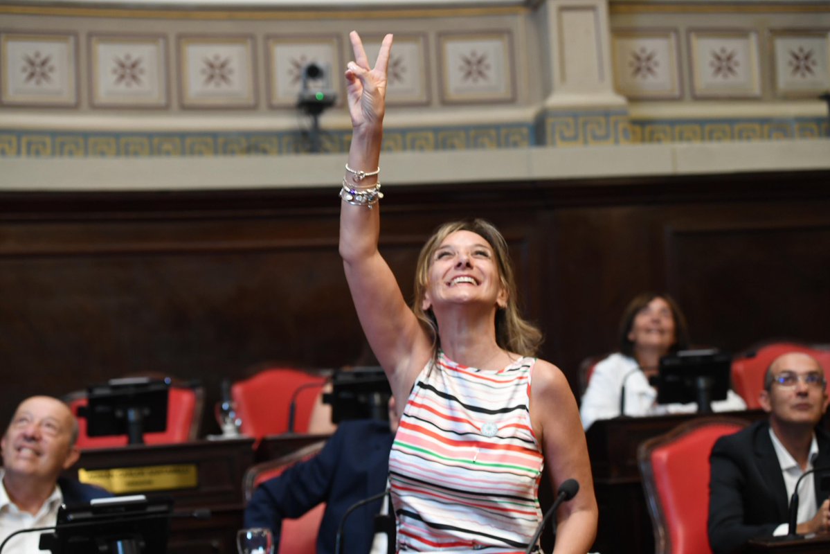 Hoy juré como senadora de la Provincia de Buenos Aires.

Arranca una nueva etapa. Con el mismo compromiso militante de siempre, esta vez para defender al pueblo bonaerense y seguir luchando, desde donde me toque, por un país con justicia social, independencia económica y