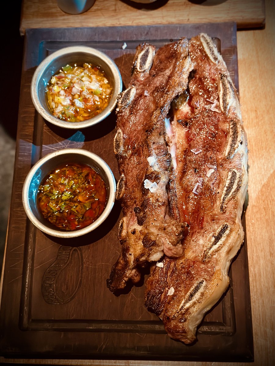 Hay lugares donde uno no entra, sino que se sumerge. Como si el mundo quedara un poco más arriba y el aire se suspendiera apenas cruzás la puerta. Eso me pasó el otro día en La Churrasquería, la noche en la que la carne me habló bajito.