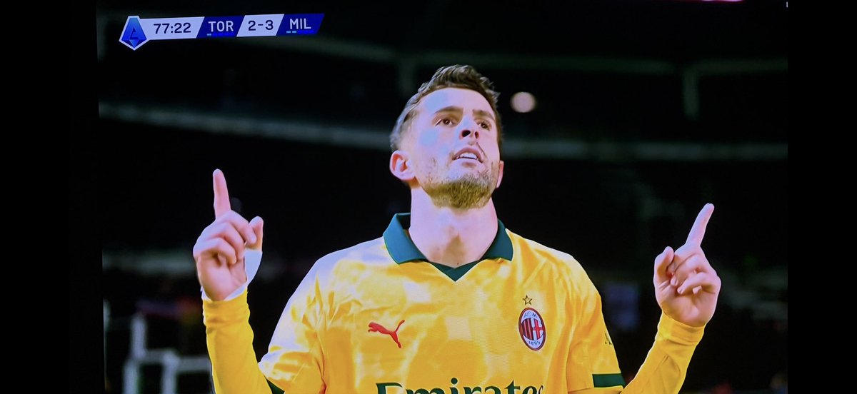 Febbre a 39. Non doveva nemmeno partire. Invece entra, ribalta tutto e si prende la notte di Torino: doppietta da leader assoluto.
Semplicemente Captain America. 🇺🇸🔥