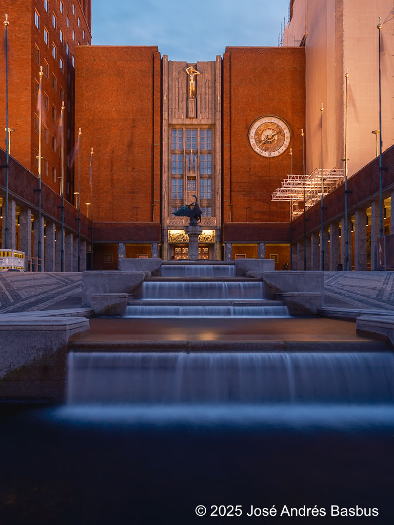 BasbusJose's tweet image. Vista parcial al crepúsculo del edificio del Ayuntamiento de Oslo, Noruega, que fue construido entre 1931 y 1950 (pausado durante la 2da Guerra Mundial). En este edificio se lleva a cabo cada 10 de diciembre, la ceremonia de entrega del Premio Nobel de la Paz.
