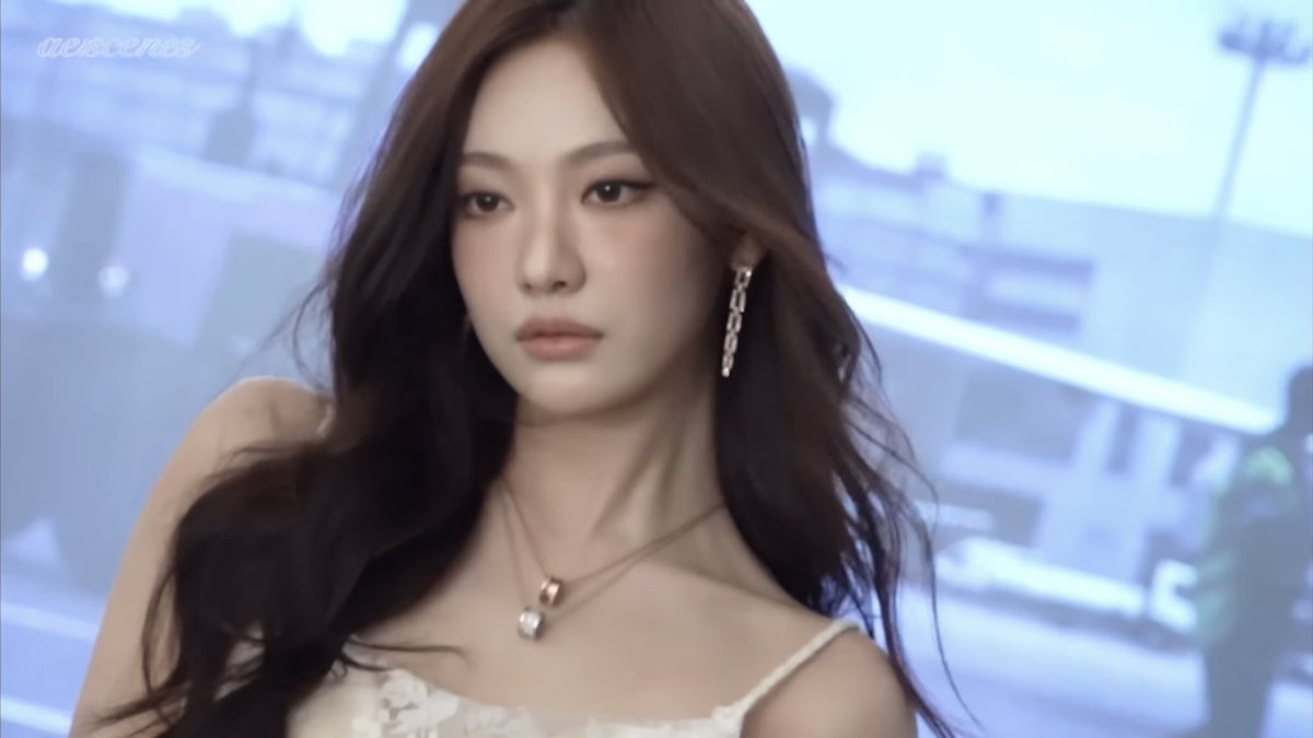 ningningskr's tweet image. a literal goddess