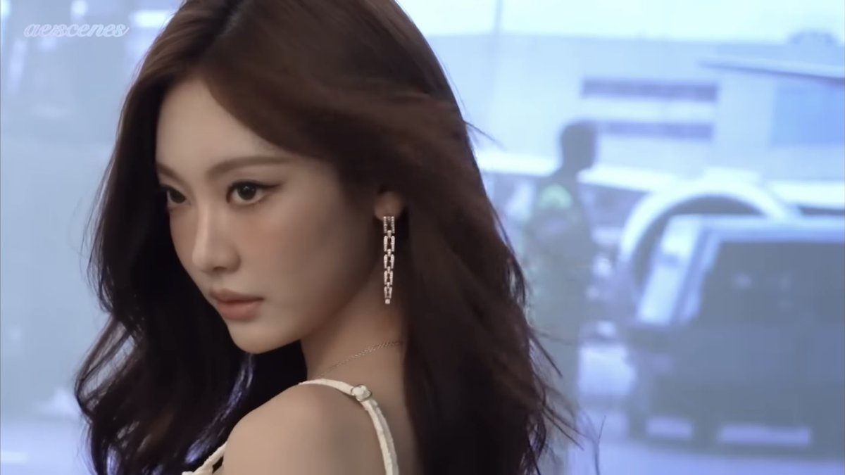 ningningskr's tweet image. a literal goddess