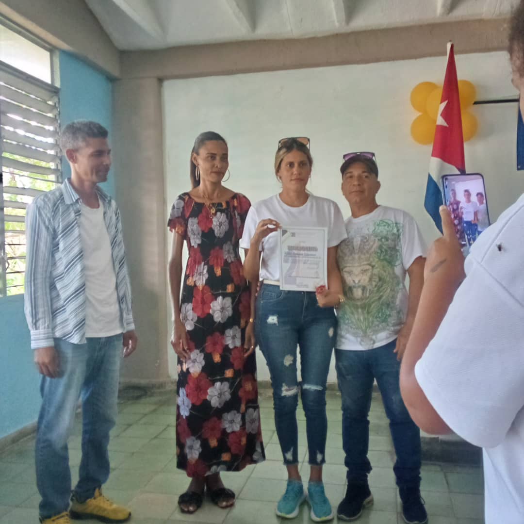 Nuestra instructora de arte Celia recibe el reconocimiento por el buen trabajo en todo el año donde fue entregado en la Asamblea Municipal de los Instructores de Arte
#CubaMined 
#UnidosXCuba 
#TareaDeGrandes 
#InstructoresDeArte
