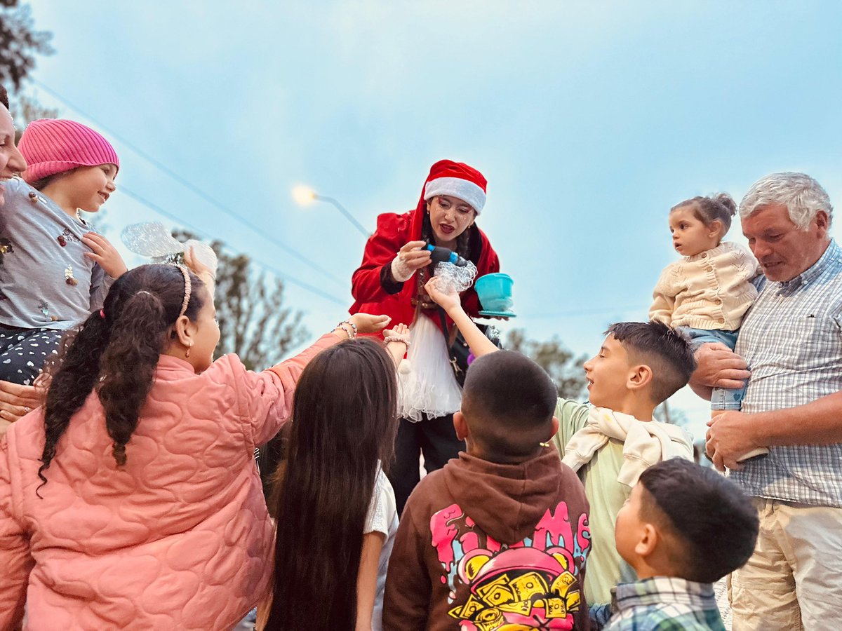 Muy lindo árbol de Navidad !!Gran tarea del equipo <a href="/FloridaIDF/">Intendencia de Florida</a>