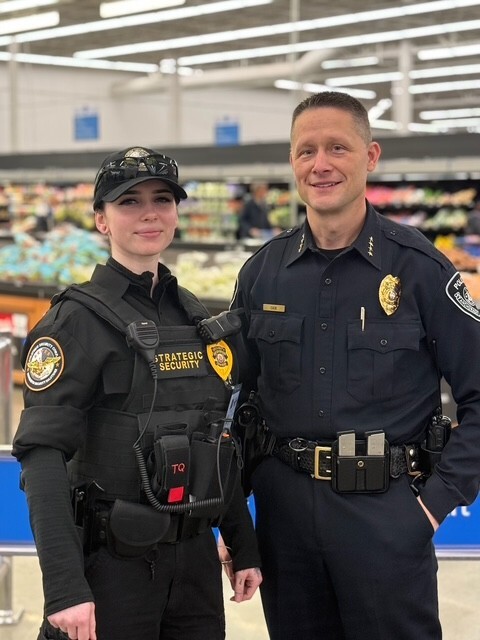 sscctu's tweet photo. STRATEGIC SECURITY OFFICER JESSIE THOMAS WITH ANCHORAGE CHIEF OF POLICE SEAN CASE......TEAMWORK! https://t.co/vrj1eqUWln