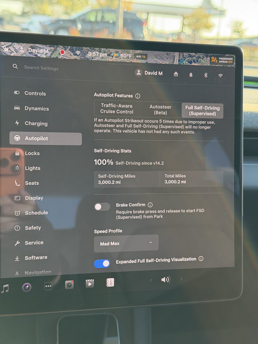 fsdstats's tweet image. 3000 miles with a perfect 100% FSD score by @DavidMoss253! 🤯

Do you think David will have to touch the steering wheel this year, or ever again? 😁