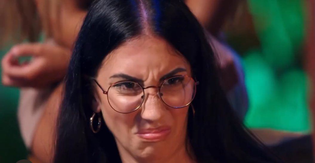 mayradevs's tweet photo. os digo de verdad que lo de claudia es digno de estudio, parece que tiene 3 años, haciendo sentir mal a Andrea, dando como indicaciones a las compañeras, creyéndose protagonista absoluta, pensando que tiene loquito a Gerard… TÍA QUE TIENES NOVIO  #LaIslaDeLasTentaciones16 https://t.co/aZxZ6J2W5r