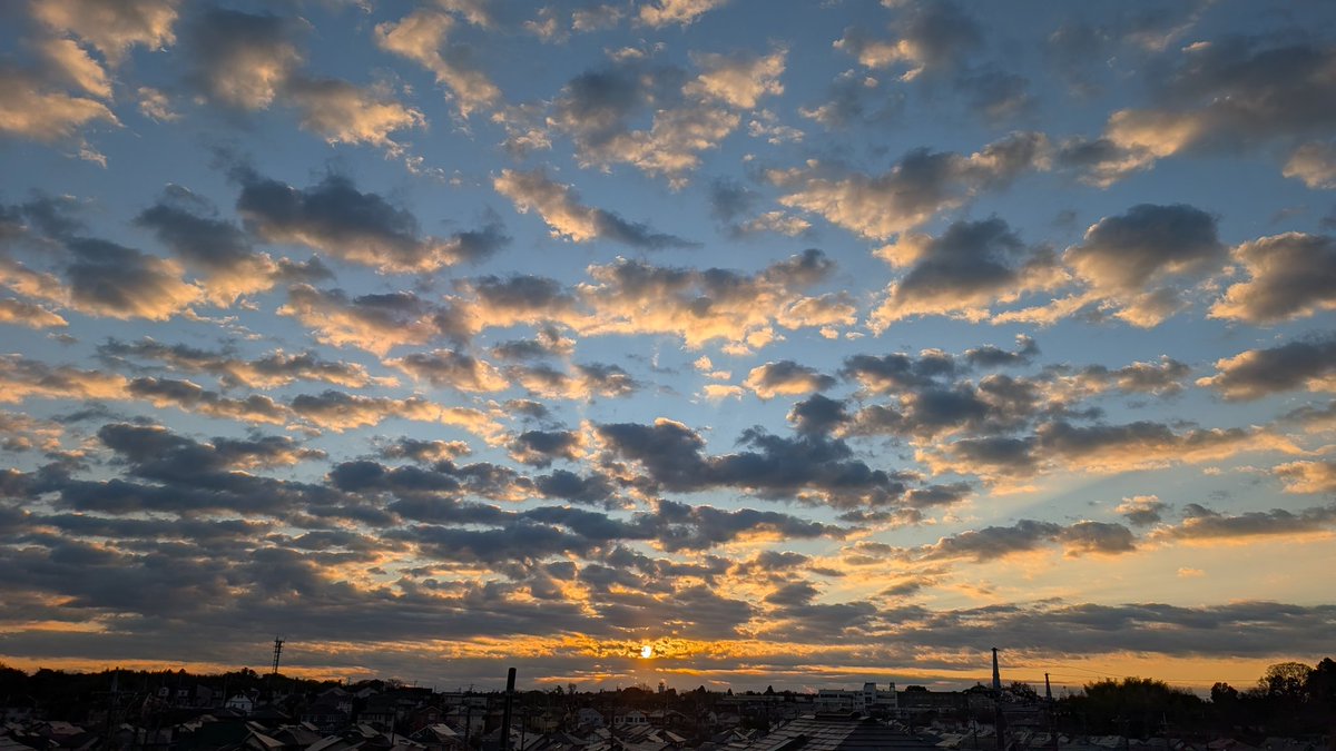 chakom27's tweet photo. おはようございます☀
#今朝そら
#空が好きな人と繋がりたい 
#空が好き 
#窓から見える景色 https://t.co/CynNkbtz0H